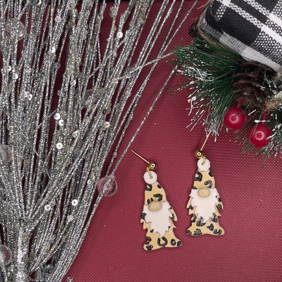 Christmas Gnome Divo Earrings w/ Gift Box - Picture 3 of 5